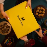 Custom image caption